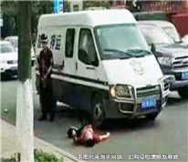 男子因追砸运钞车被押运员开枪击毙