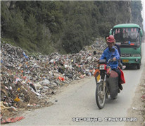 路边倒垃圾，涉嫌破坏交通设施罪